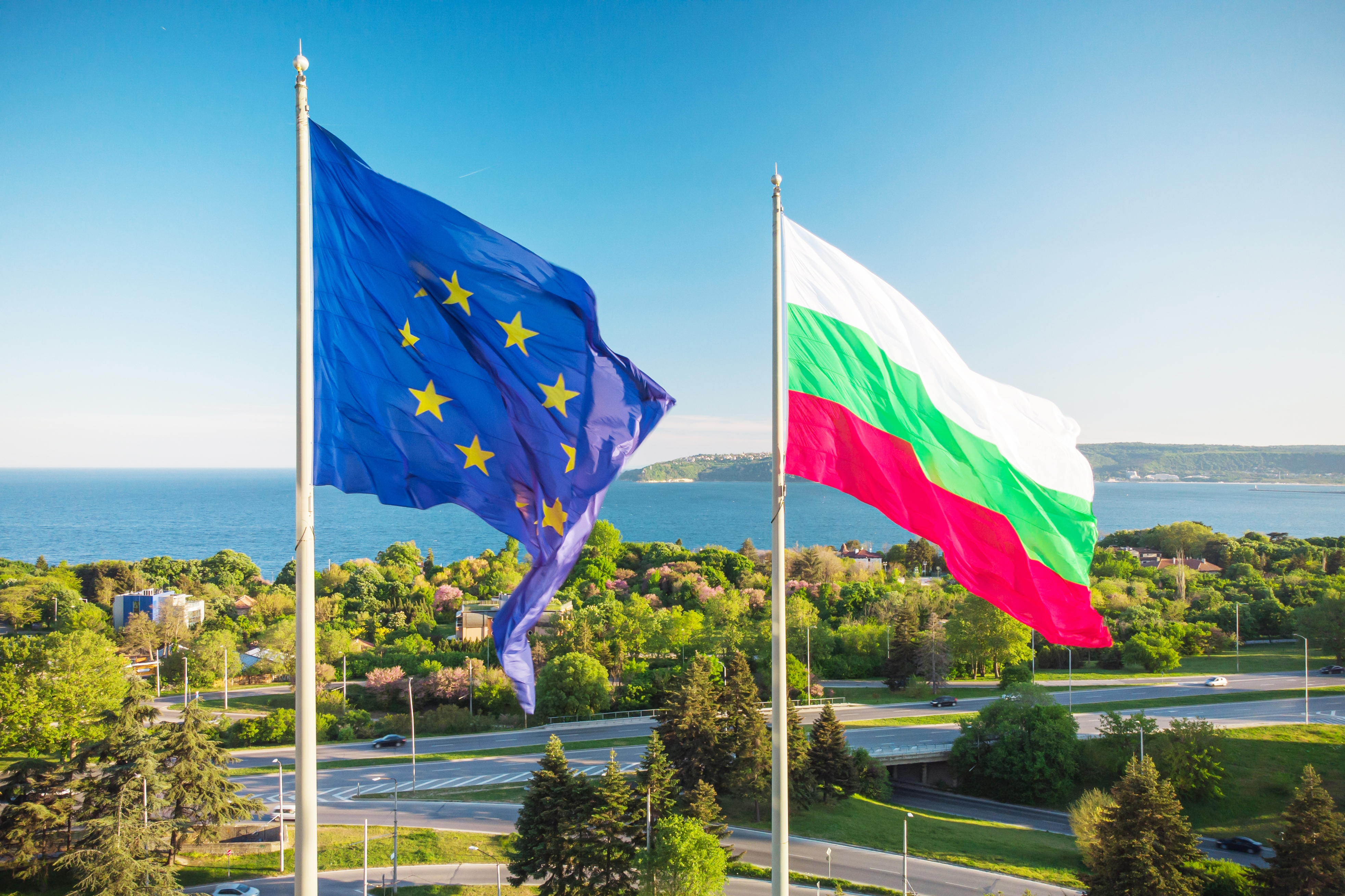 Флаги символизируют гражданство ЕС, которое означает паспорт Болгарии