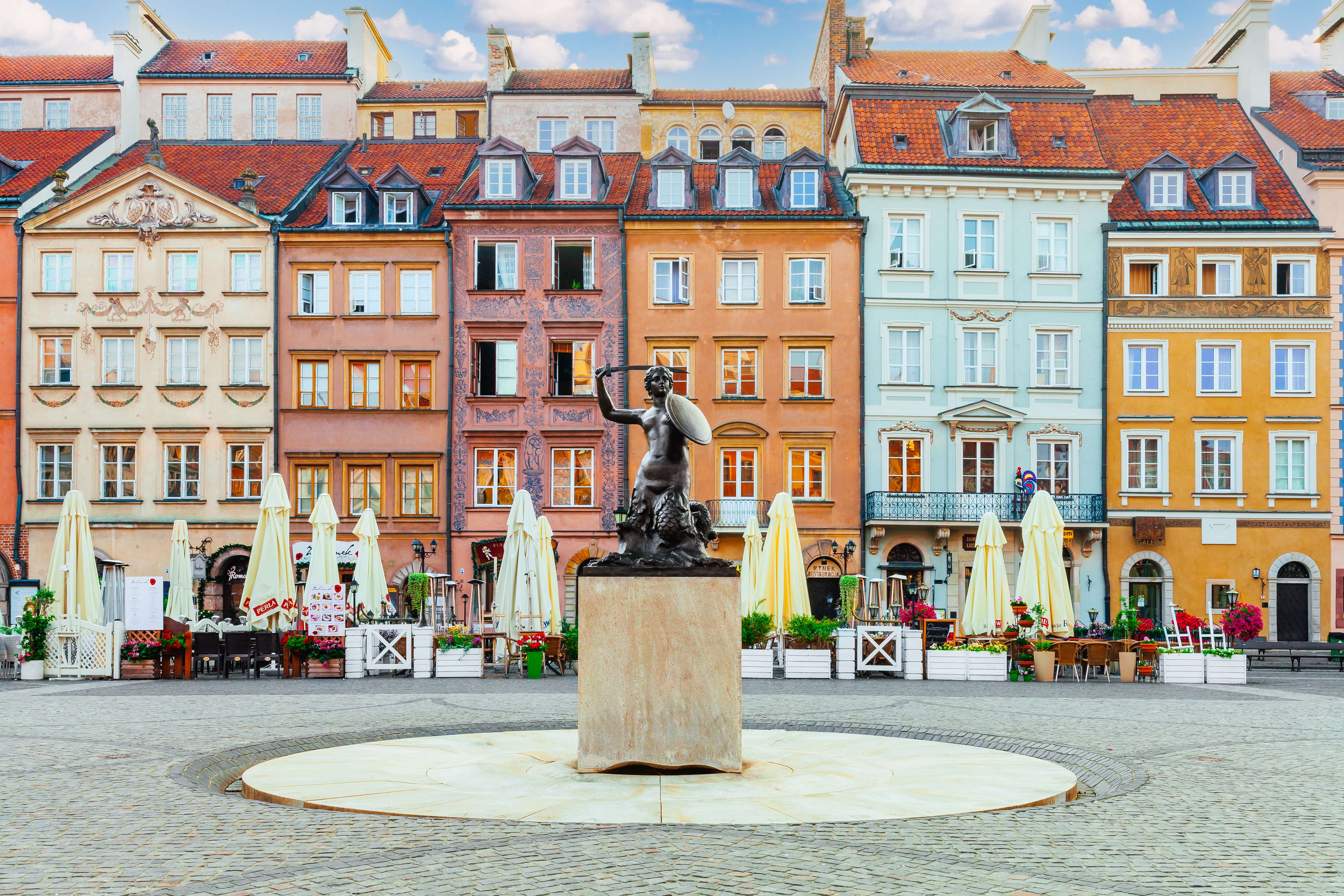 Варшава, в городе можно жить получив карту поляка